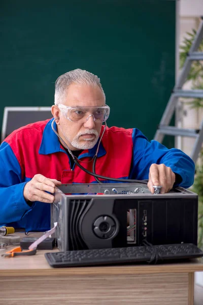Homem Velho Reparador Reparando Computadores Sala Aula — Fotografia de Stock