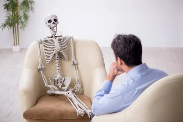 Joven Psicólogo Reunión Con Esqueleto —  Fotos de Stock