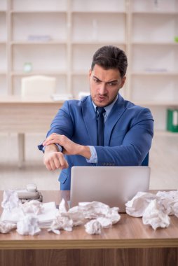 Beyin fırtınası konseptinde genç işadamı