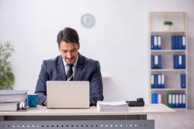 Ofiste çalışan genç işadamı.