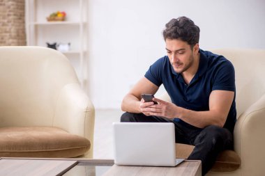 Salgın sırasında evden çalışan genç bir serbest çalışan.