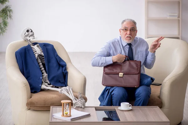 Viejo Jefe Esqueleto Masculino Concepto Reunión Negocios —  Fotos de Stock