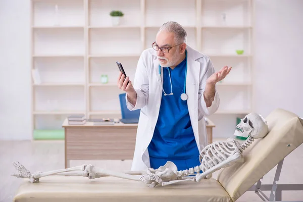 Old Male Doctor Skeleton Patient Hospital — Stockfoto