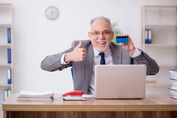 Alter Angestellter Mit Kreditkarte — Stockfoto