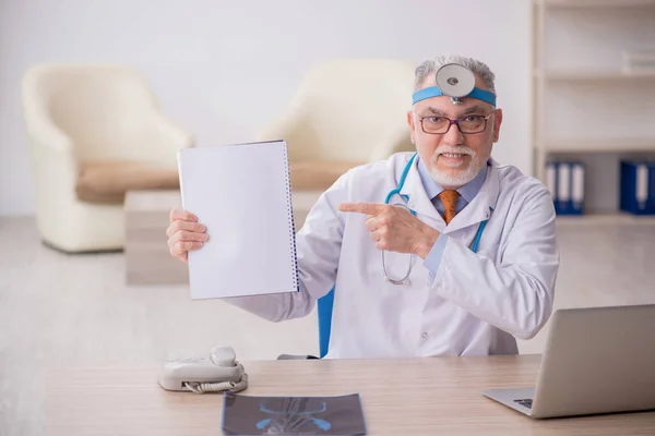 Alter Arzt Arbeitet Krankenhaus — Stockfoto