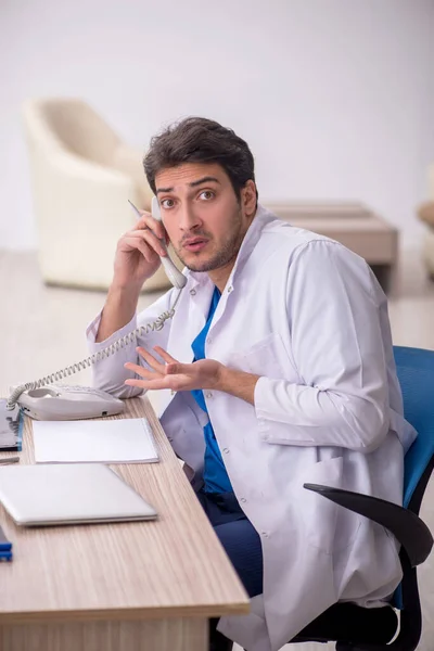Young Doctor Telemedicine Concept — Stock Photo, Image