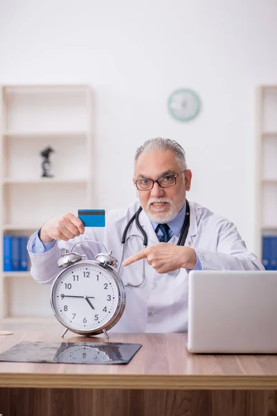 Old Doctor Time Management Concept — Stock Photo, Image