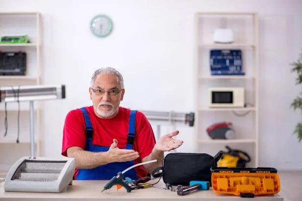 Homem Velho Reparador Reparando Aquecedor Oficina — Fotografia de Stock