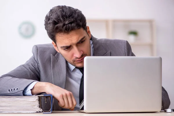 Joven Empleado Que Trabaja Oficina — Foto de Stock