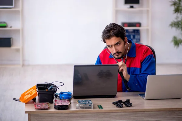 Ung Reparatör Som Reparerar Datorn Vid Verkstaden — Stockfoto