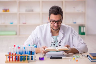 Laboratuvarda çalışan genç bir kimyager.