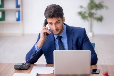 Genç bir çalışan ve ofiste çok fazla iş var.