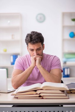 Sınıfta sınava hazırlanan genç bir öğrenci.