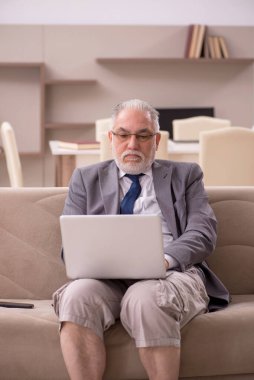 Salgın sırasında evden çalışan eski bir işadamı