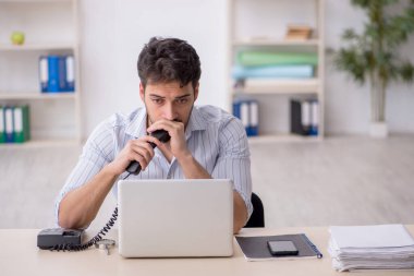 Genç çalışan işyerinde oturuyor.