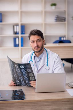 Hastanede çalışan genç doktor radyoloji uzmanı.