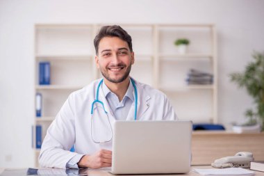 Hastanede çalışan genç bir doktor.