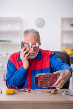 Laboratuvarda eski bir tamirci bilgisayar tamir ediyordu.