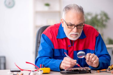 Laboratuvarda eski bir tamirci bilgisayar tamir ediyordu.
