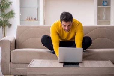 Salgın sırasında evden çalışan genç bir serbest çalışan.