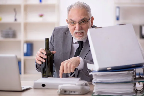 Alter Angestellter Trinkt Alkohol Arbeitsplatz — Stockfoto