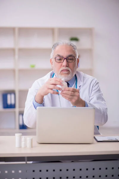 Old Doctor Working Clinic — Stock Photo, Image