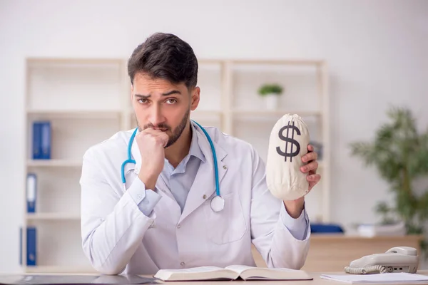 Young Doctor Remuneration Concept — Stock Photo, Image