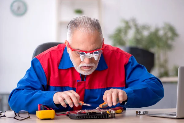 Παλιός Επισκευαστής Επισκευάζει Τον Υπολογιστή Στο Εργαστήριο — Φωτογραφία Αρχείου