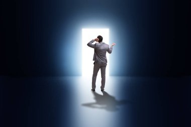 İş adamı kaçış konseptinde arka kapıdan giriyor