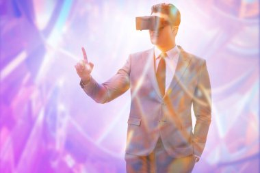 Adam ve sanal gerçeklik gözlükleriyle meta-zıt konsept