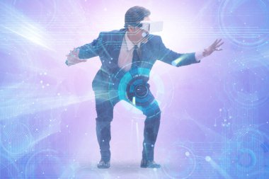 Adam ve VR gözlükleri ile sanal gerçeklik kavramı