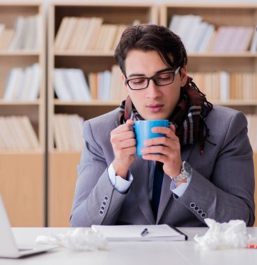 Ofiste hastalıktan muzdarip hasta işadamı.