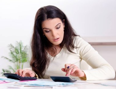 Bütçe planlama konseptinde makbuzları olan genç kadın.