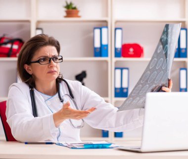 Klinikteki yaşlı kadın radyoloji uzmanı.