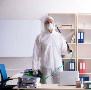 Ofiste haşere kontrolü yapan profesyonel müteahhit.