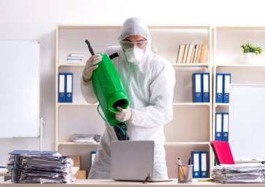 Ofiste haşere kontrolü yapan profesyonel müteahhit.