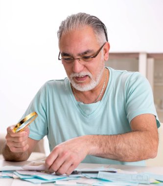 Bütçe planlama konseptinde beyaz sakallı yaşlı adam.