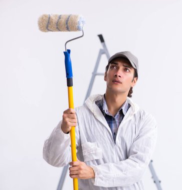 İnşaat alanında çalışan bir ressam.