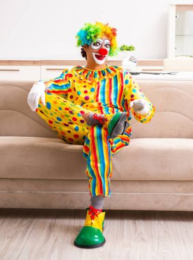 Erkek palyaço evde performansa hazırlanıyor.