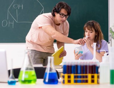 Sınıftaki iki kimyager öğrenci.