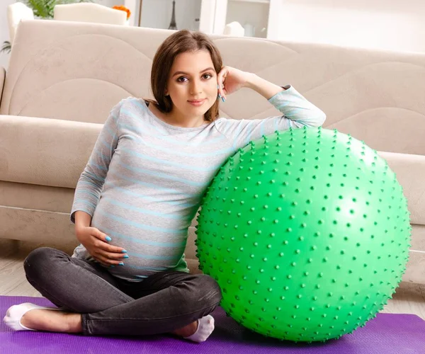 Joven Embarazada Haciendo Ejercicios Deportivos Casa —  Fotos de Stock