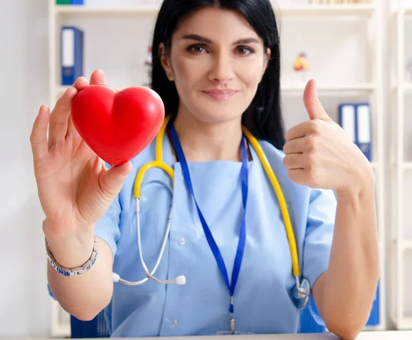 Doktorka Kardioložka Pracující Klinice — Stock fotografie