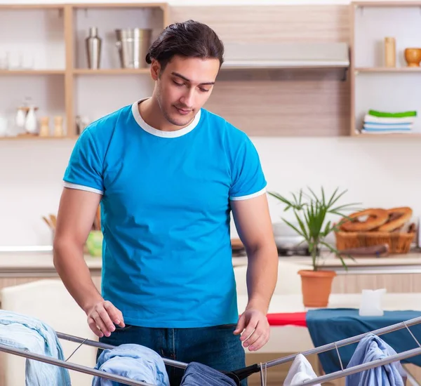 Suami Muda Itu Sedang Menyetrika Pakaian Rumah — Stok Foto