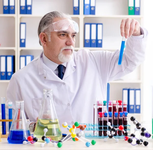 Old Male Chemist Working Lab — Stock Photo, Image