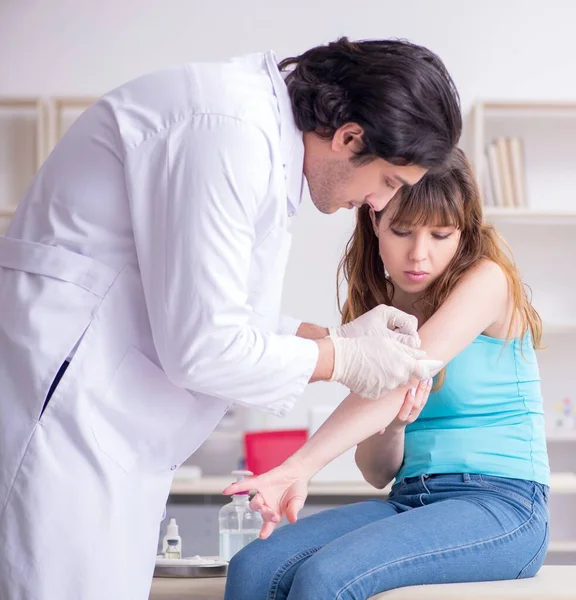 Young Arm Injured Woman Visiting Young Doctor Traumatologist — Stock Photo, Image