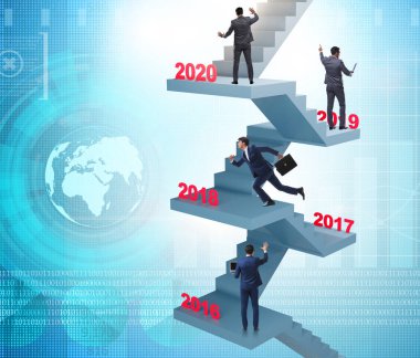 İş adamı her yıl merdivenleri çıkıyor.