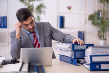 Ofiste çalışan genç işadamı.