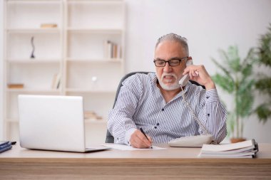 Ofiste çalışan eski bir çalışan.