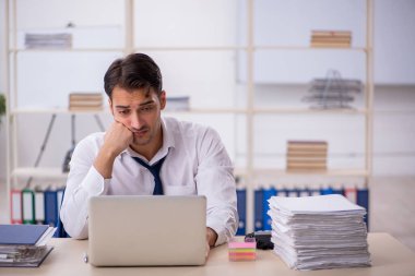 İş yerinde çalışan genç bir işadamı