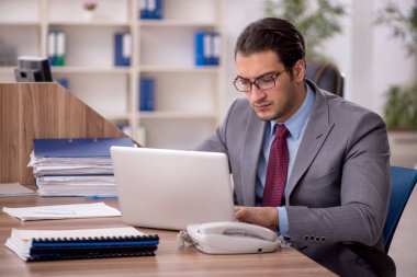 İş yerindeki genç işadamı